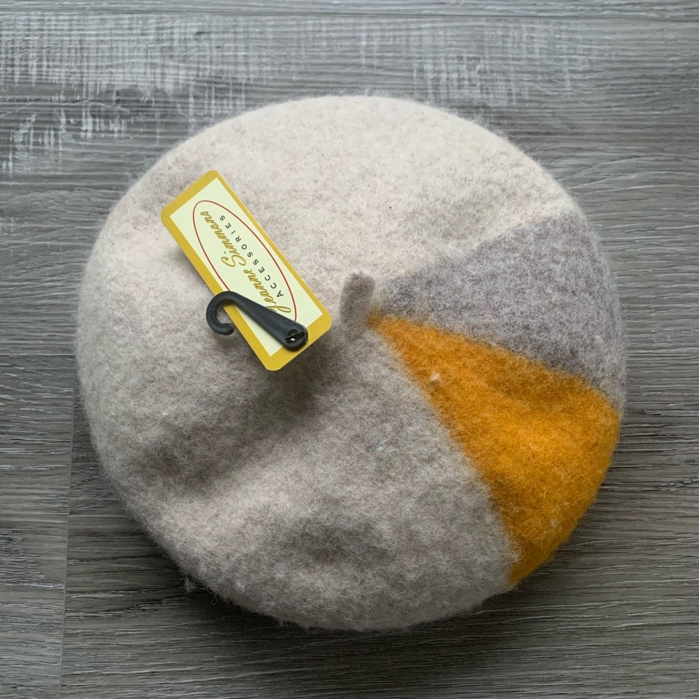 ⬇️ Jeanne Simmons color block beret